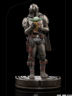 Star Wars The Mandalorian - Mandalorian & Grogu Statue / Art Scale: Iron Studios